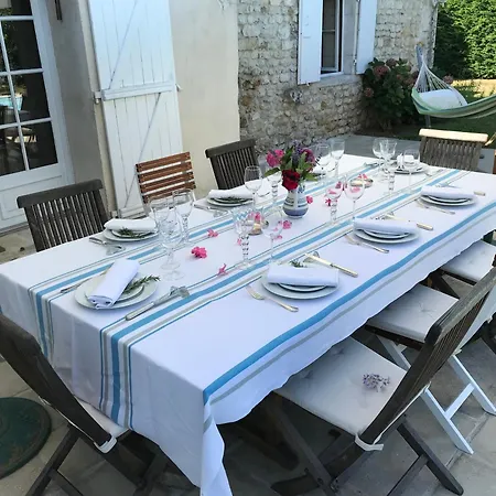 Maison Ancienne Avec Piscine Au Milieu Des Vignes * Marignac (Charente-Maritime)