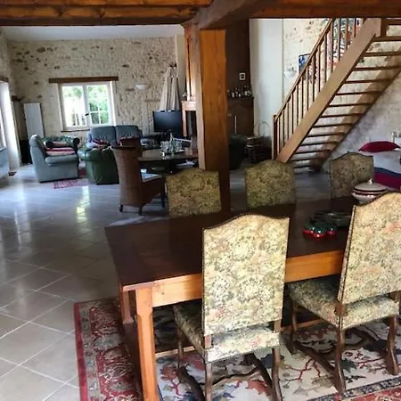 Maison Ancienne Avec Piscine Au Milieu Des Vignes *