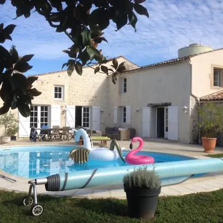 Maison Ancienne Avec Piscine Au Milieu Des Vignes *