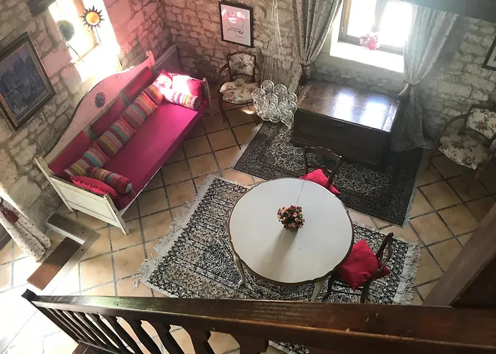 Villa Maison Ancienne Avec Piscine Au Milieu Des Vignes *